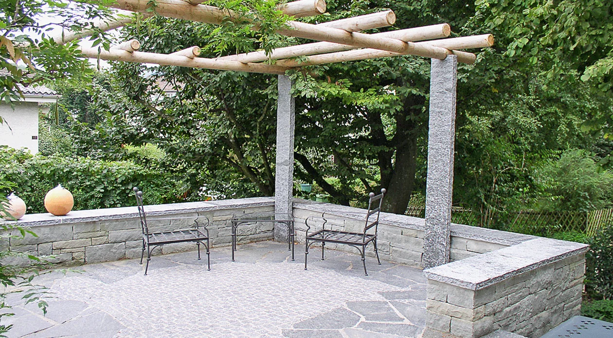 Pergola,Maggia-Gneis. Bild: Eckardt Natursteine AG